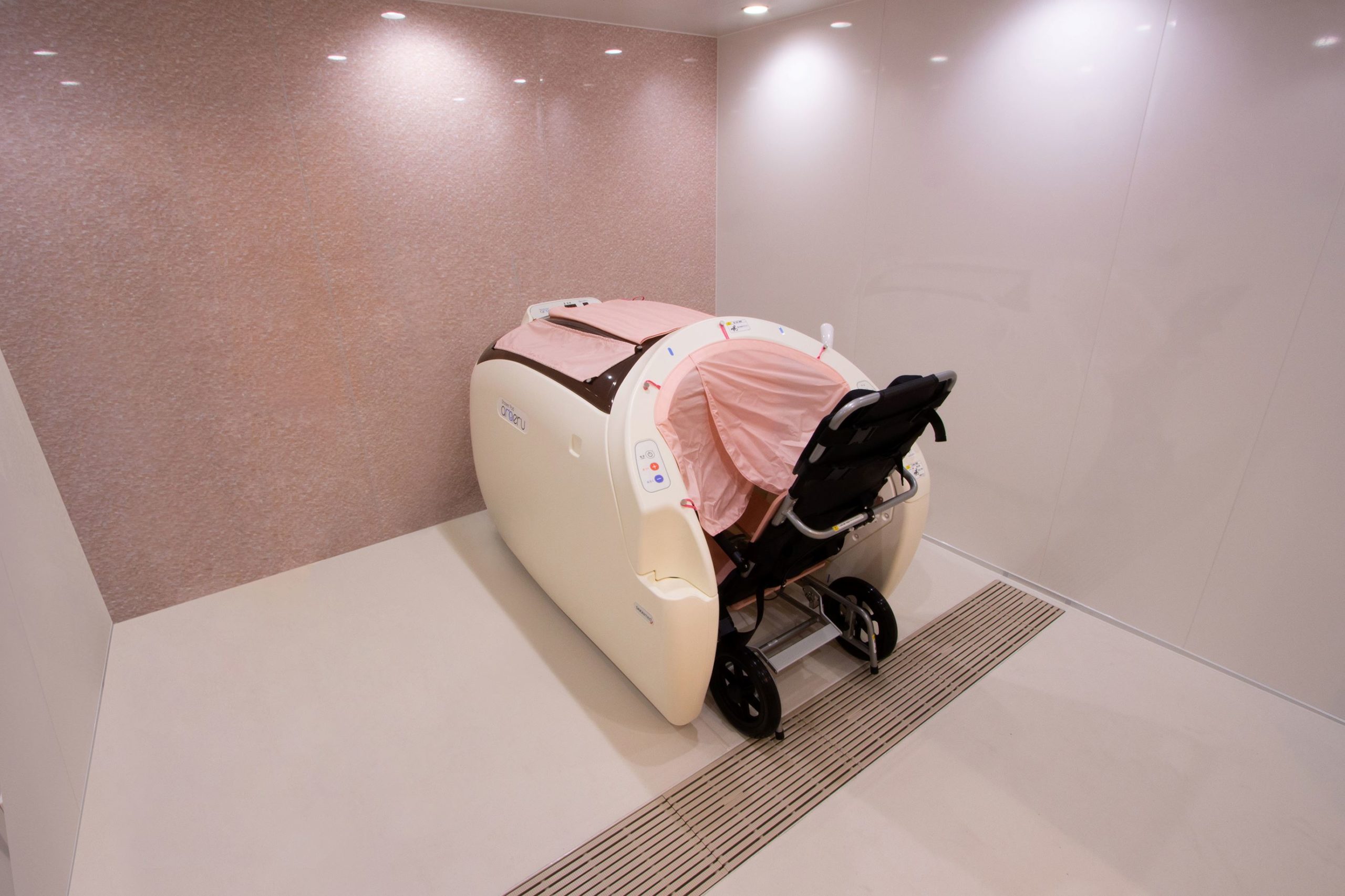 はっぴーらいふ堺御陵前に備えられている機械浴です。車いすを使用する入居者様に向けて使用します。