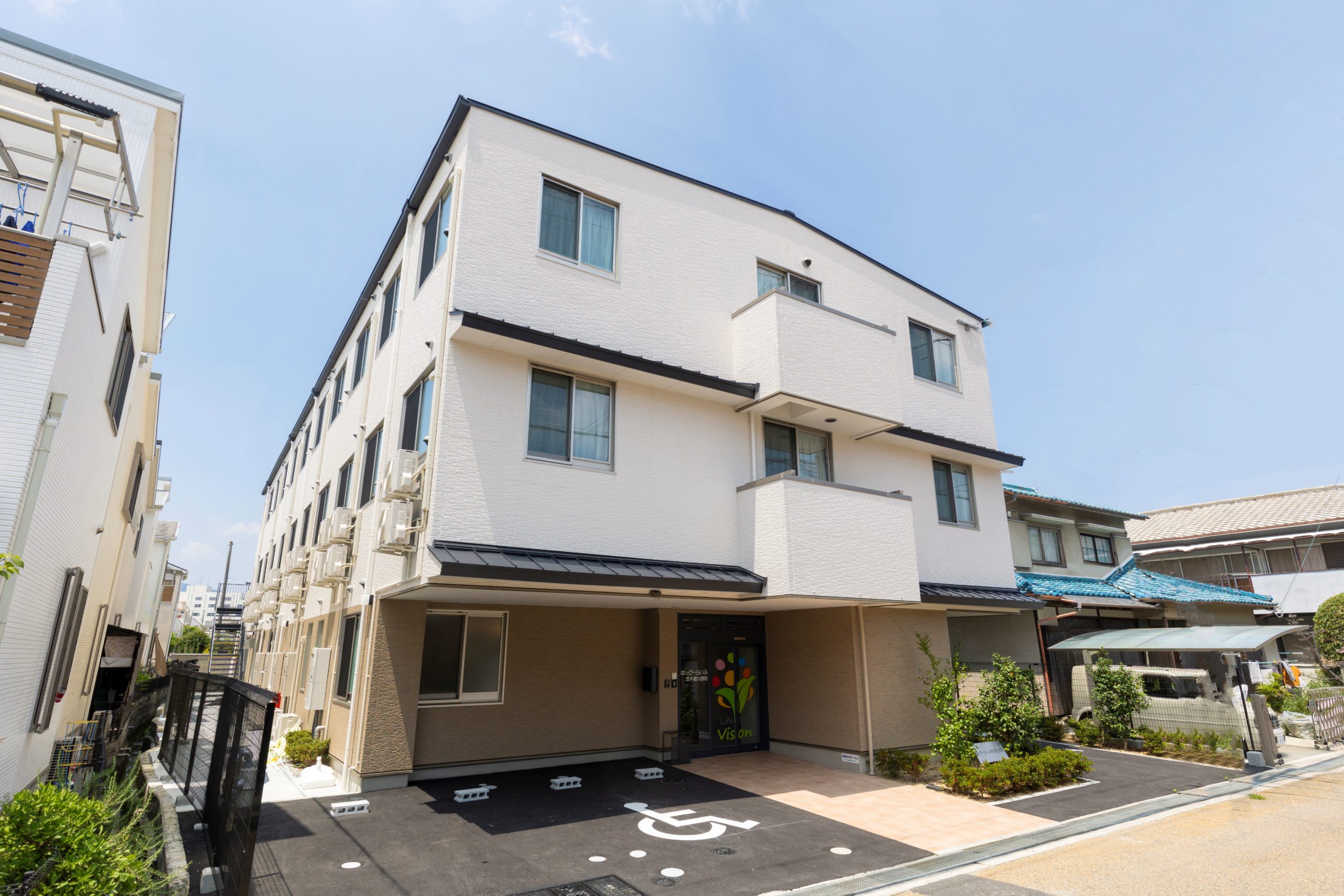 住宅型有料老人ホームはっぴーらいふ茨木宿川原町の外観